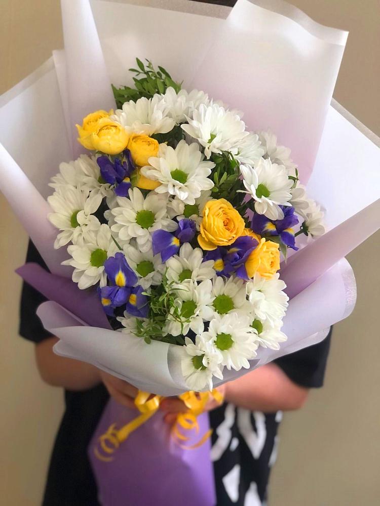 Букет цветов из: Ирисы, Хризантемы и Розы в Юдино Республика Татарстан
