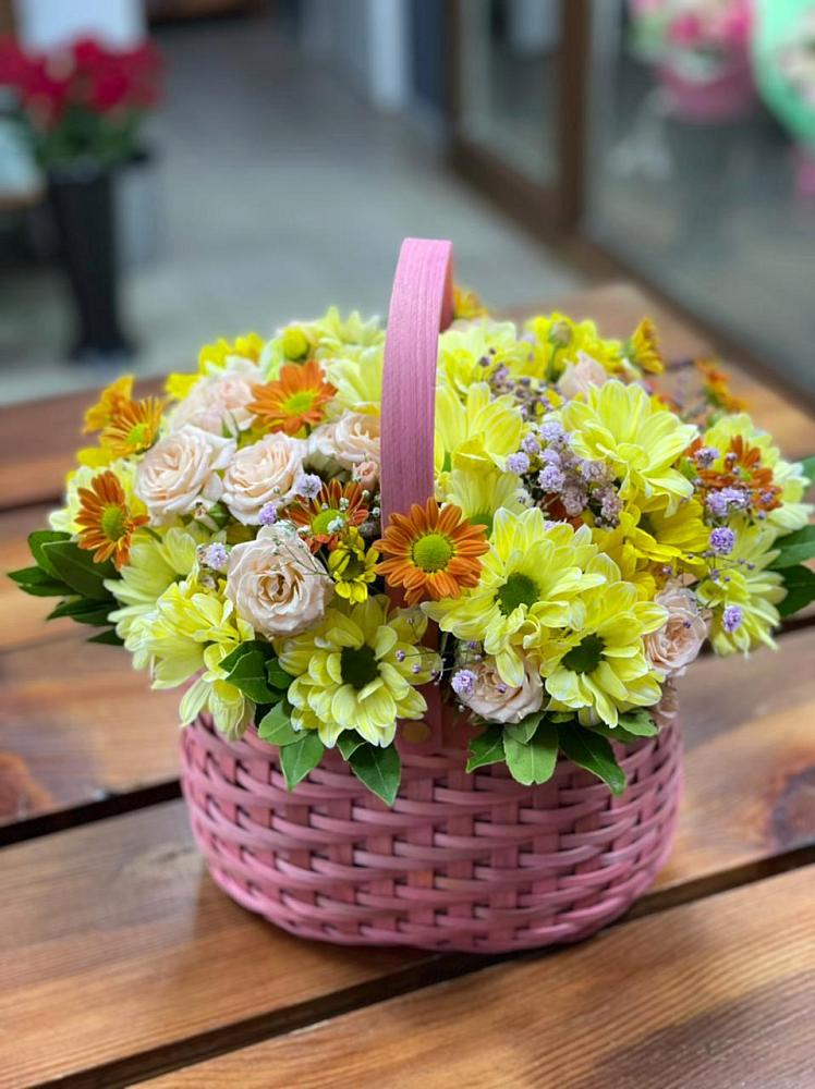 Цветочная композиция из Хризантемы и Розы в корзине в Юдино Республика Татарстан