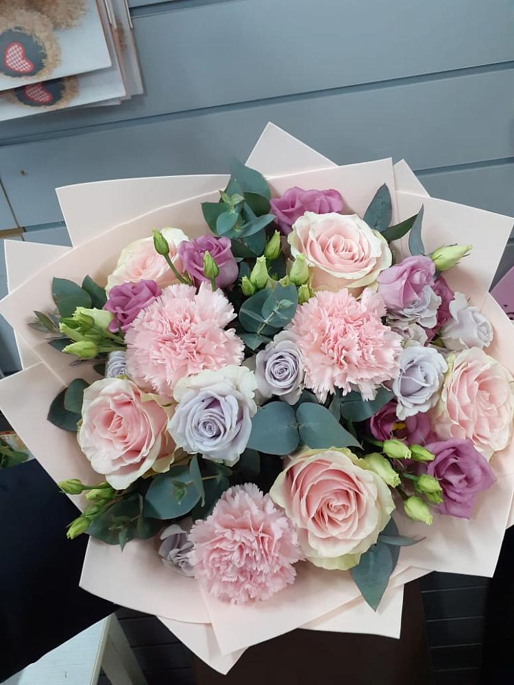 Букет цветов из: Розы, Гвоздики и Лизиантусы в Юдино Республика Татарстан